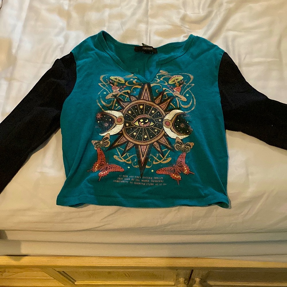 Black and aqua crop top and u can wear it to a nice dinner or casual day out!